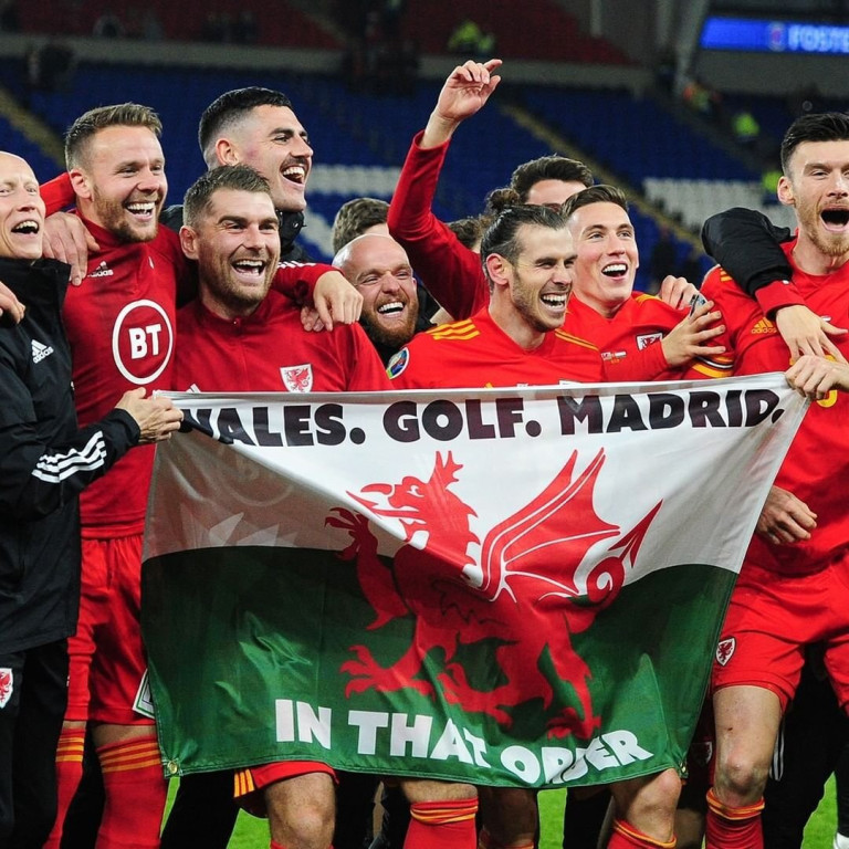 Geret Bejl sa zastavom Velsa na kojoj piše Geret Bejl sa zastavom Velsa na kojoj piše