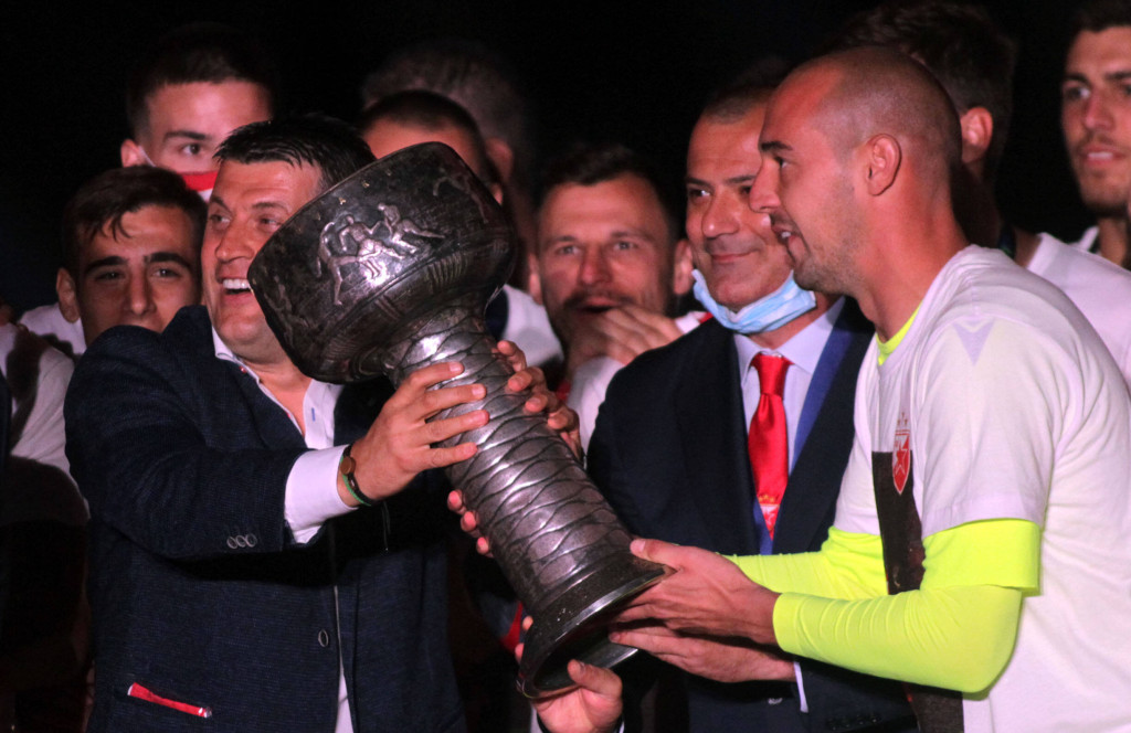 Jedan počeo, drugi završio: Milojević i Stanković u društvu Borjana sa peharom Superlige (Foto: Guliver) Jedan počeo, drugi završio: Milojević i Stanković u društvu Borjana sa peharom Superlige