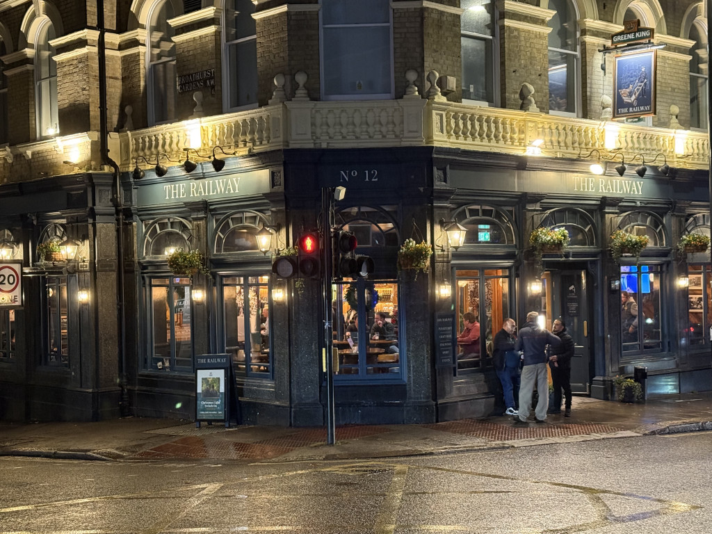 Šta je bolje - stadioni lli pabovi? (foto: Skaut sport)